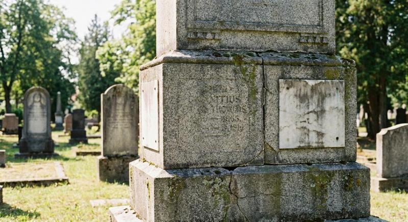 Restauration de s&eacute;pulture, pr&eacute;server l'hommage dans le temps